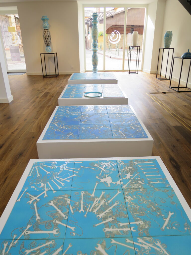 Salle d’exposition Martres Tolosane au Grand Presbytère avec œuvres en bleu.