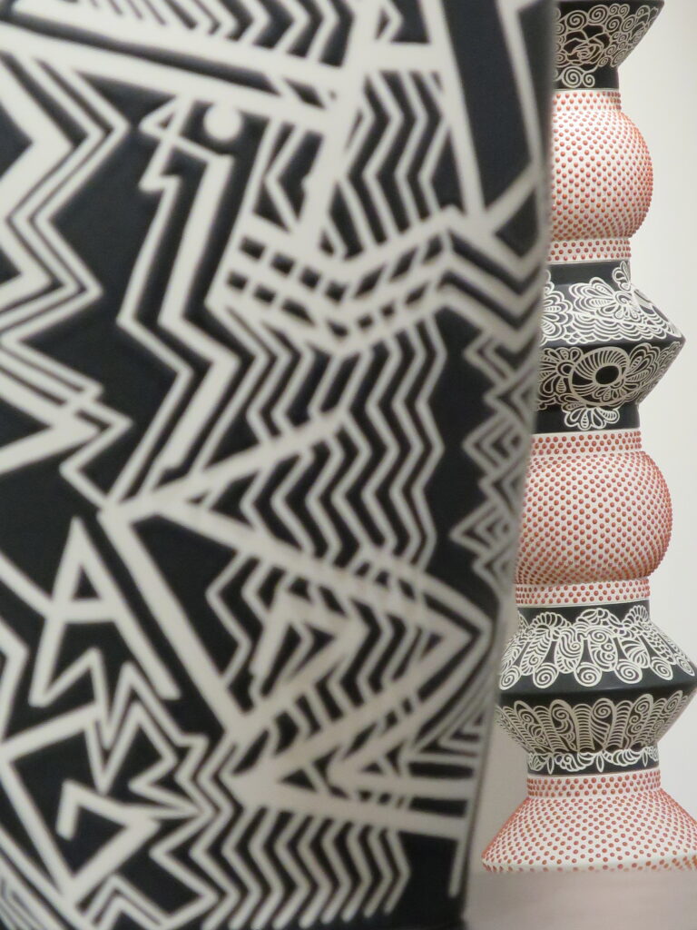 Vases décoratifs exposés au Grand Presbytère, Salle d’exposition Martres Tolosane.