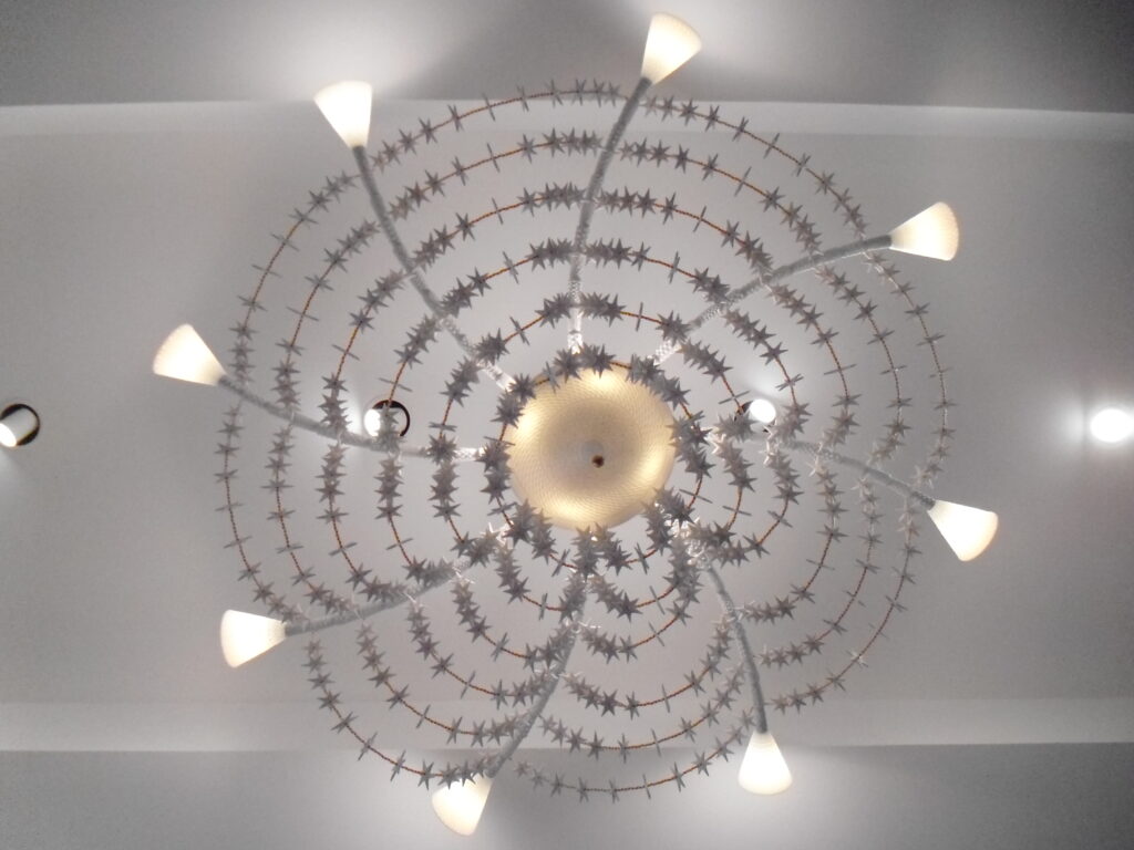 Suspension décorative au plafond du Grand Presbytère, Salle d’exposition Martres Tolosane.