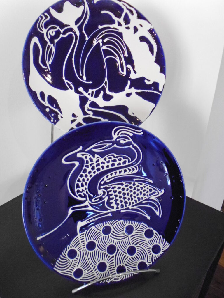 Assiette en céramique bleue et blanche, Salle d’exposition Martres Tolosane.