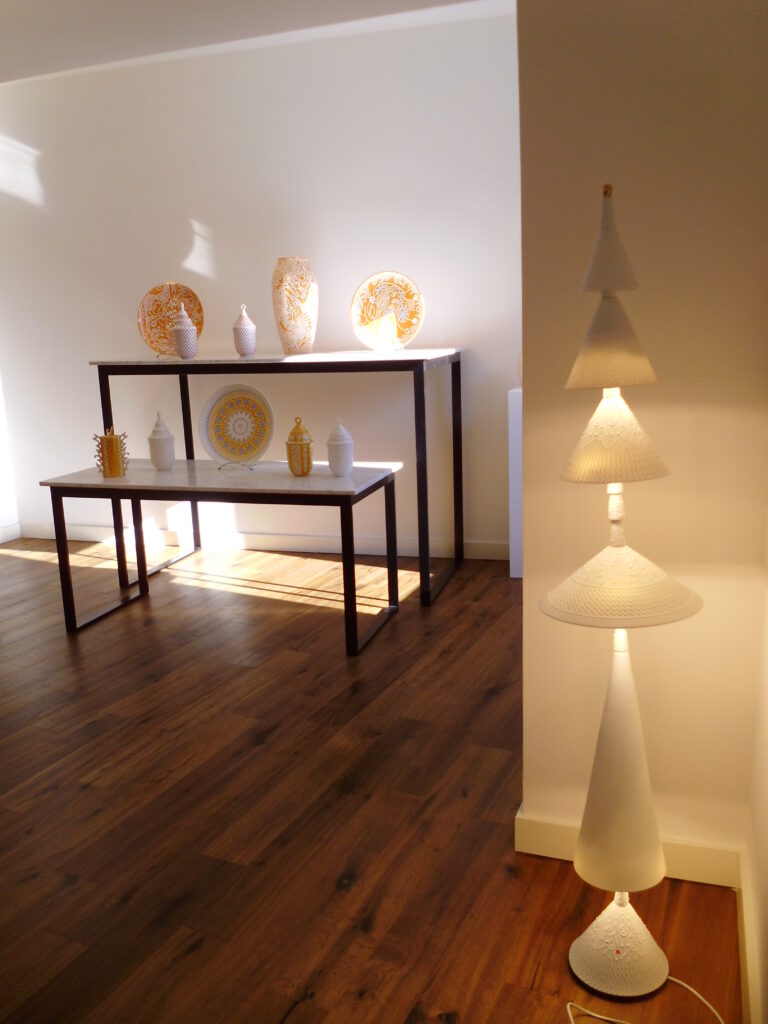 Vases et objets décoratifs à Le Grand Presbytère, Salle d’exposition Martres Tolosane.