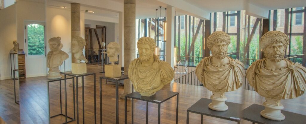 Bustes de marbre exposés au Grand Presbytère, Salle d’exposition Martres Tolosane.