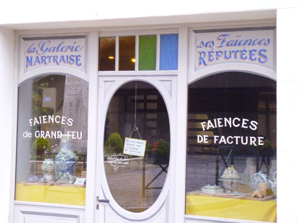 Vitrine de la Galerie Martraise, faïences de Grand Feu et de Facture.
