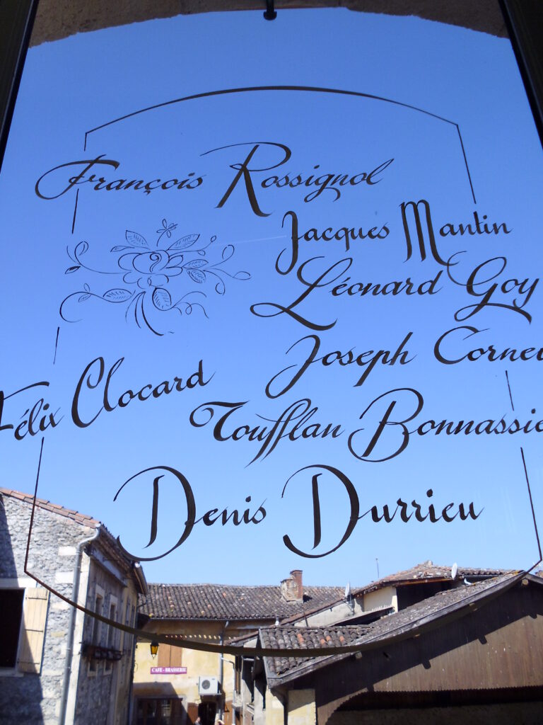 Noms inscrits sur une vitrine du Grand Presbytère, Salle d’exposition.