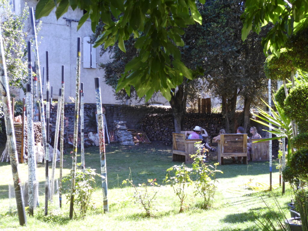 Participants assis autour de bancs en bois au Grand Presbytère.