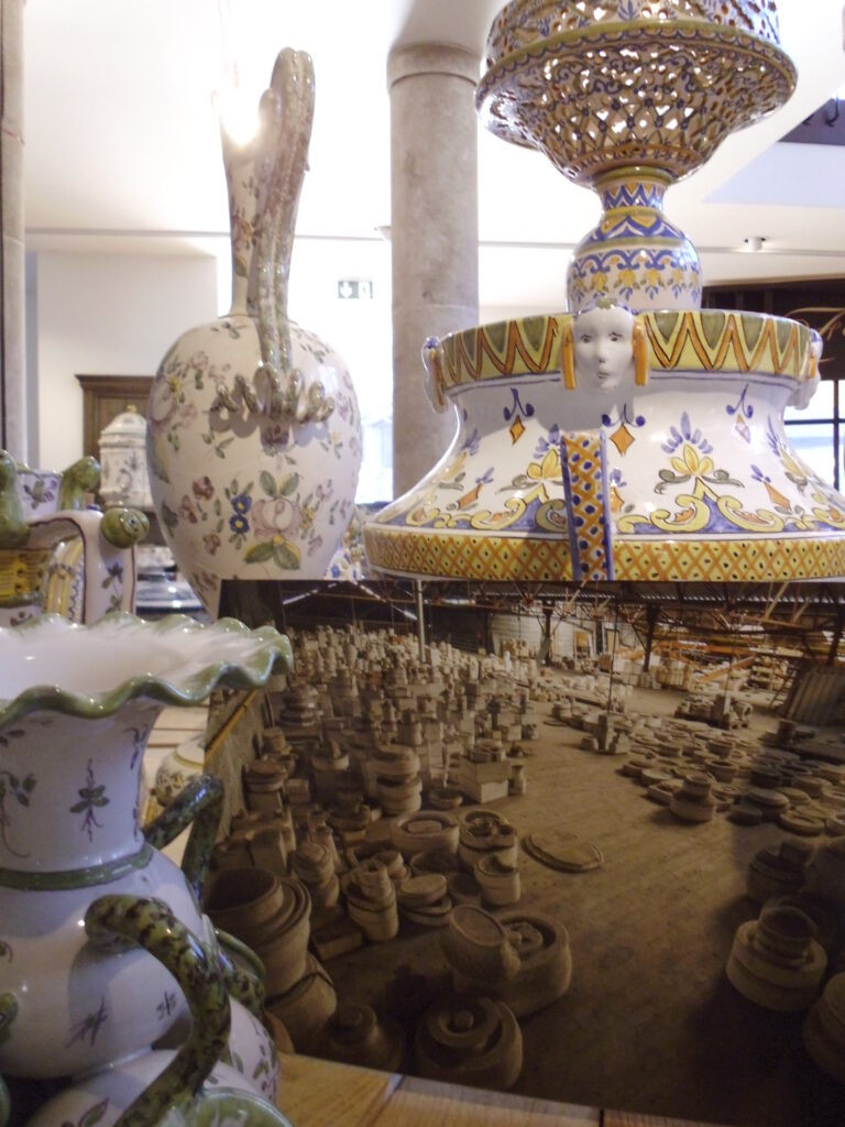 Vases et pièces de poterie au Grand Presbytère, Salle d’exposition Martres Tolosane.