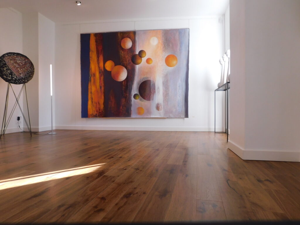 Intérieur de la Salle d’exposition Martres Tolosane avec une œuvre colorée.