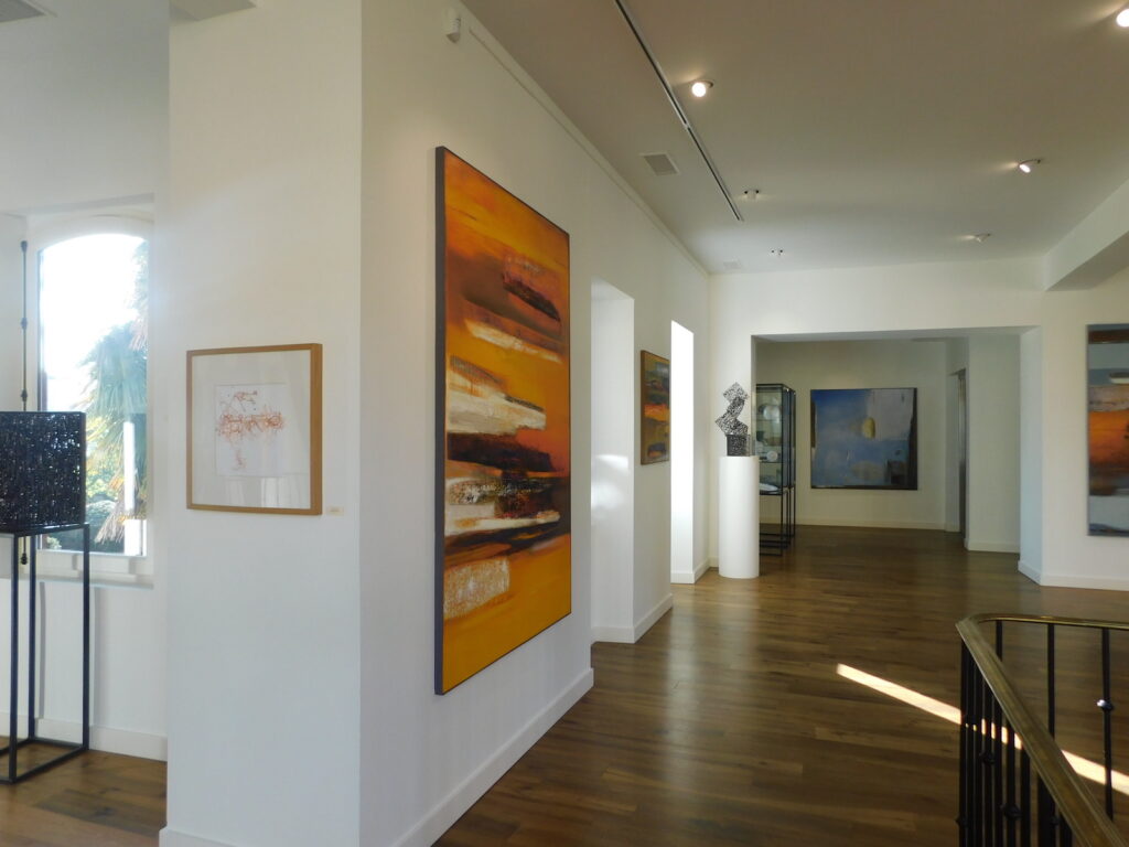 Salle d’exposition Martres Tolosane avec tableaux et sculpture moderne.