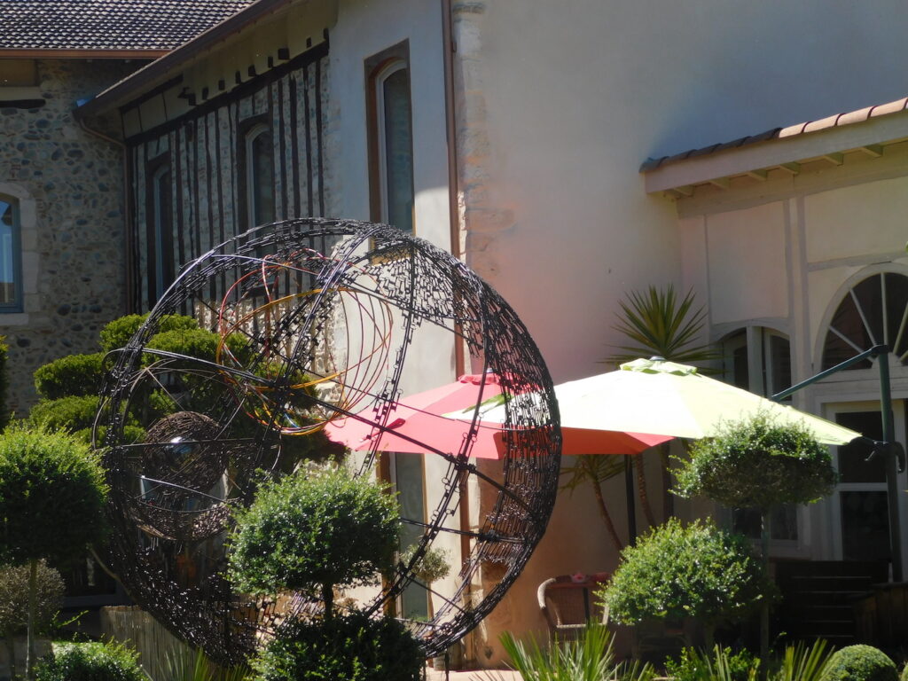 Structure artistique devant Le Grand Presbytère, Salle d’exposition Martres Tolosane.