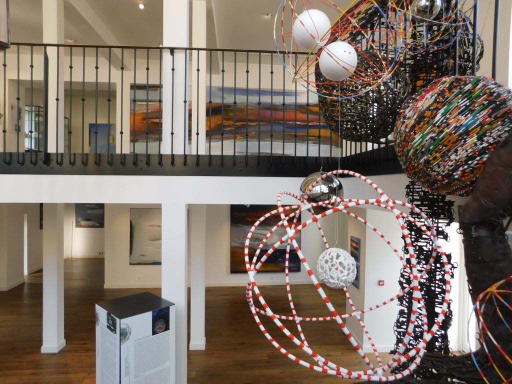 Sculpture contemporaine dans la Salle d’exposition Martres Tolosane, Le Grand Presbytère.