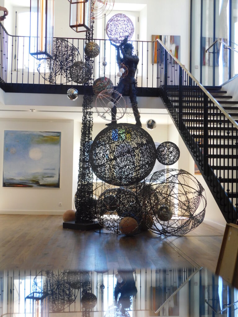 Sculpture moderne dans la Salle d’exposition Martres Tolosane, Le Grand Presbytère.