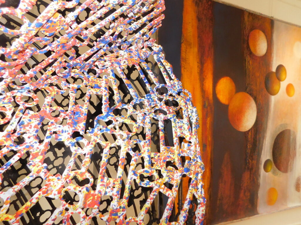 Sculpture colorée à la Salle d’exposition Martres Tolosane, Le Grand Presbytère.