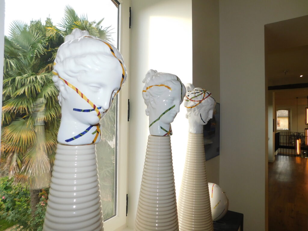 Trois têtes en céramique avec rubans, Le Grand Presbytère, Martres Tolosane.