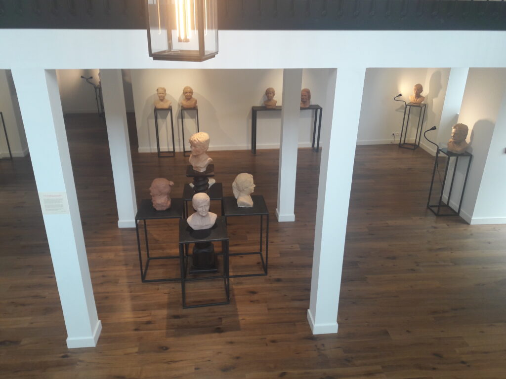 Sculptures de bustes dans la Salle d’exposition Martres Tolosane, Le Grand Presbytère.