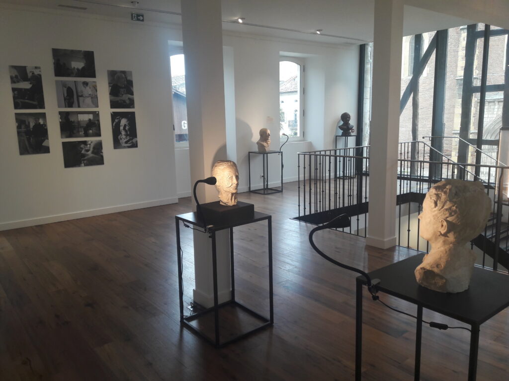 Salle d’exposition Martres Tolosane au Grand Presbytère avec sculptures.