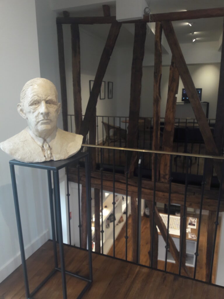 Buste en plâtre dans la Salle d’exposition Martres Tolosane, Le Grand Presbytère.