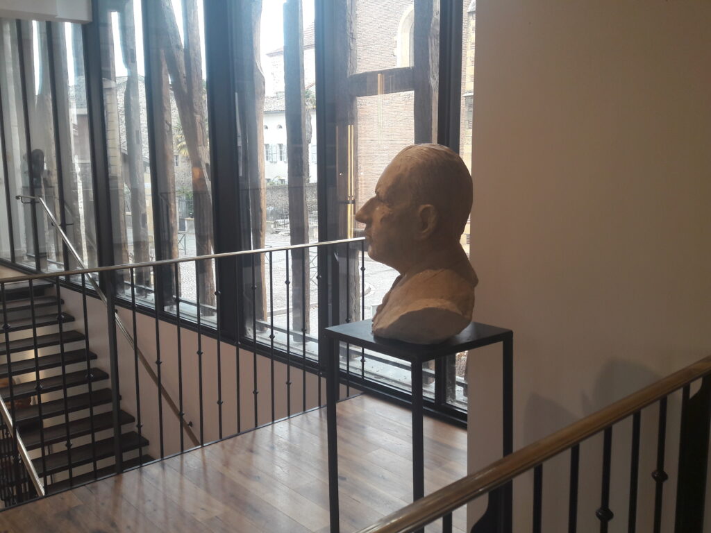 Buste en terre cuite dans la Salle d’exposition Martres Tolosane, Le Grand Presbytère.