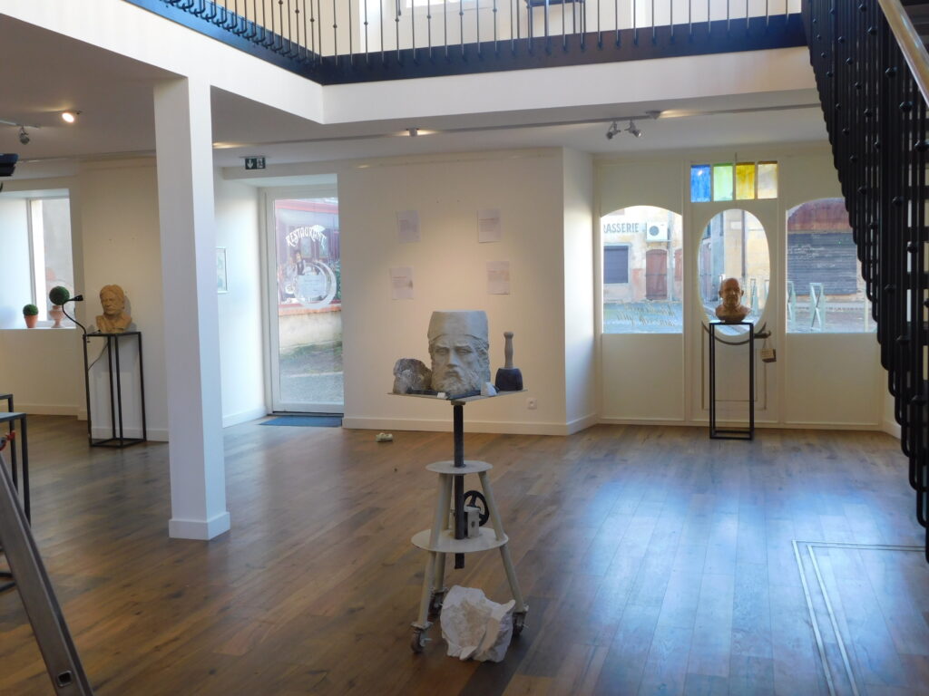 Salle d’exposition Martres Tolosane avec sculptures au Grand Presbytère.