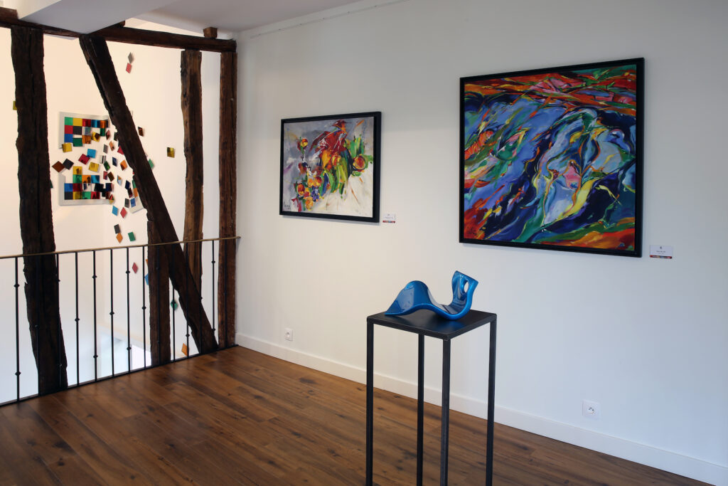 Salle d’exposition Martres Tolosane avec œuvres contemporaines et sculpture.