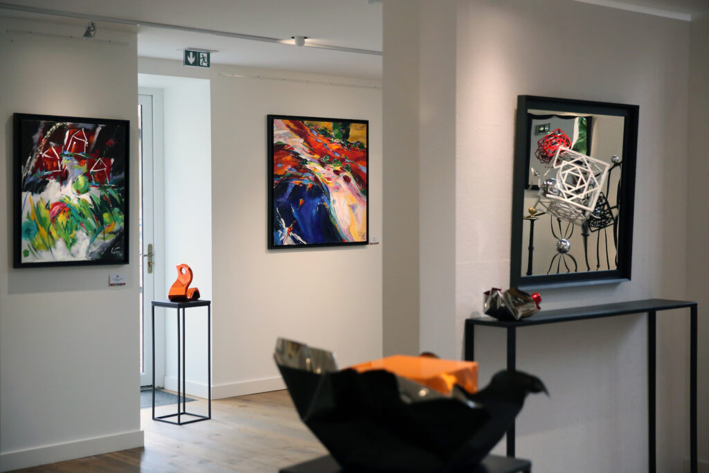 Salle d’exposition Martres Tolosane avec des œuvres et sculptures modernes.