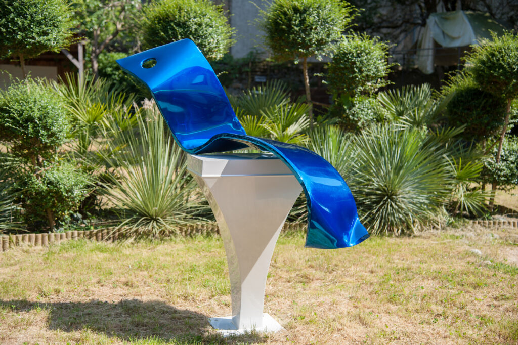 Sculpture moderne en bleu vif, exposée au Grand Presbytère, Salle d’exposition Martres Tolosane.