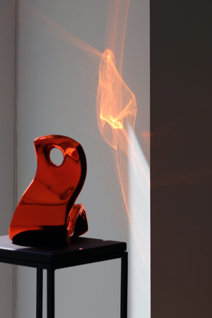 Sculpture abstraite rouge à la Salle d’exposition Martres Tolosane.