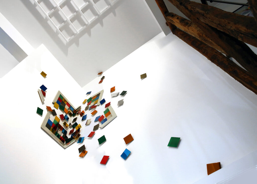 Installation artistique colorée au Grand Presbytère, Salle d'exposition.