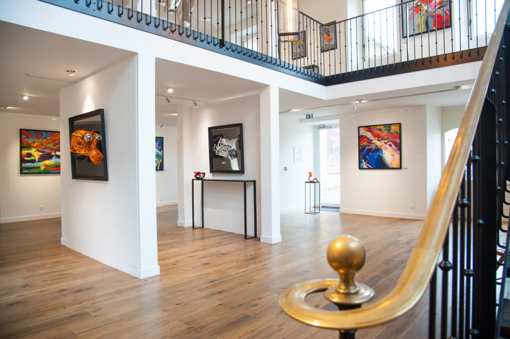 Salle d’exposition Martres Tolosane au Grand Presbytère avec œuvres d'art.