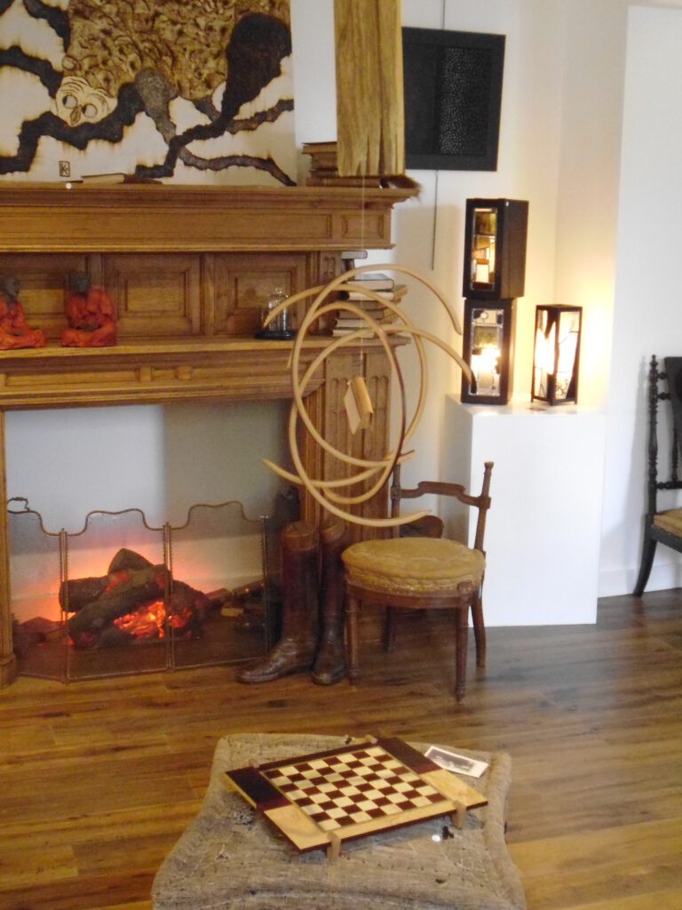 Détails d'une installation artistique au Grand Presbytère, Salle d’exposition Martres Tolosane.