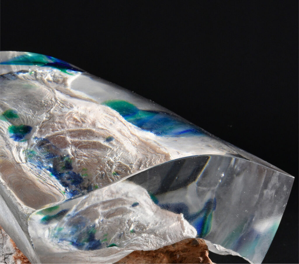 Sculpture en résine à motifs colorés, Le Grand Presbytère, Salle d’exposition.