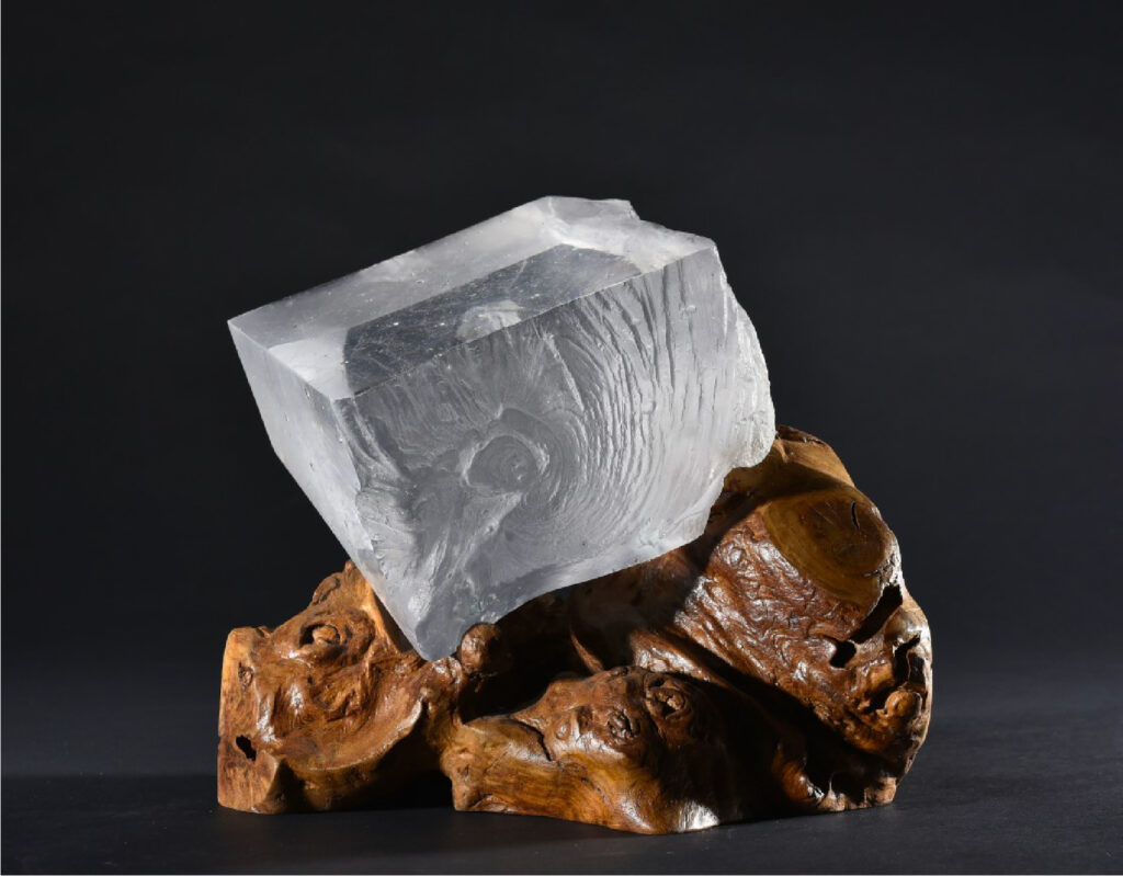 Sculpture en cristal sur socle en bois, Le Grand Presbytère, Salle Martres Tolosane.