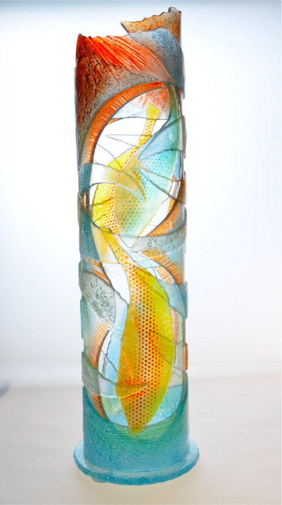 Vase en verre coloré, exposition au Grand Presbytère, Martres Tolosane.