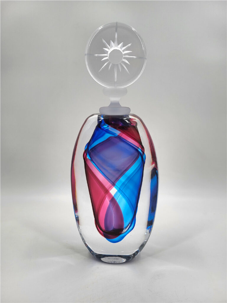 Vase en verre coloré exposé au Grand Presbytère, Salle d’exposition Martres Tolosane.