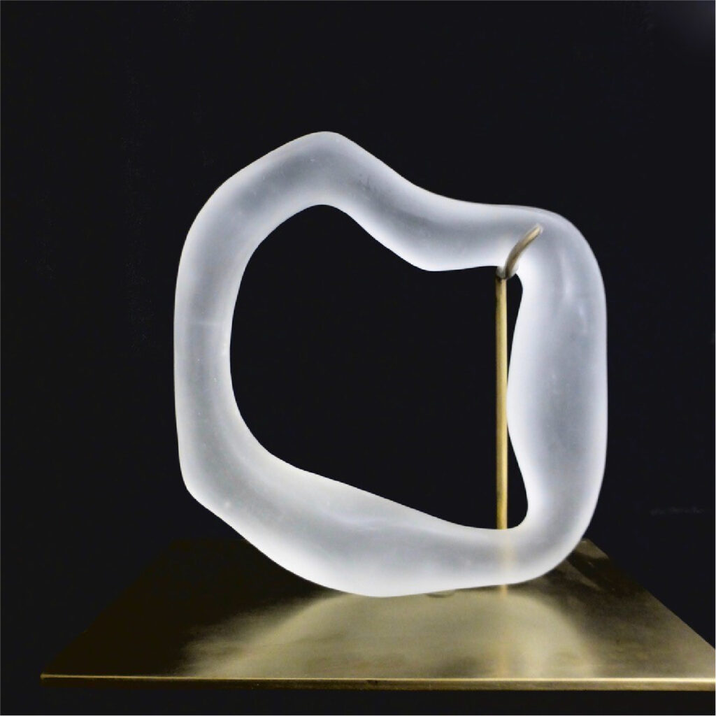 Sculpture abstraite en verre située au Grand Presbytère, Salle d’exposition Martres Tolosane.