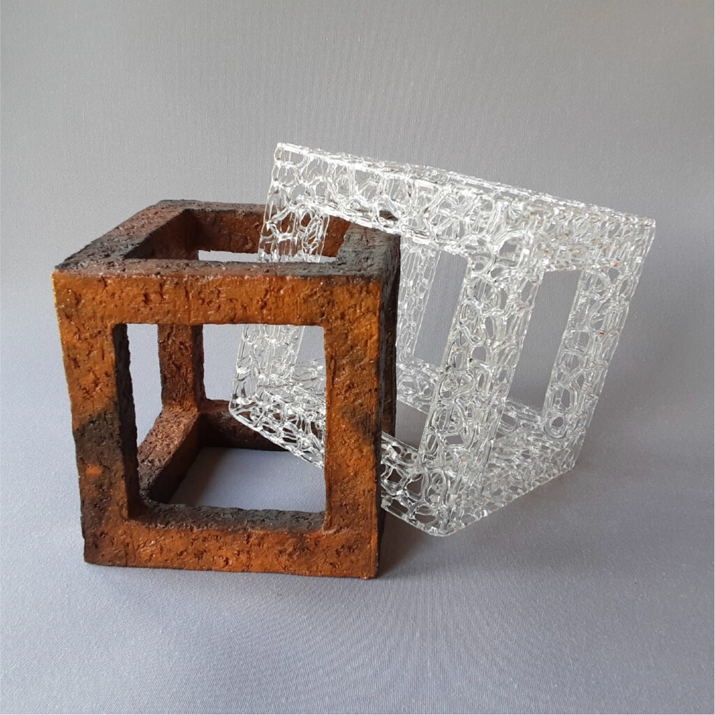 Deux sculptures géométriques en matériaux différents, Le Grand Presbytère.