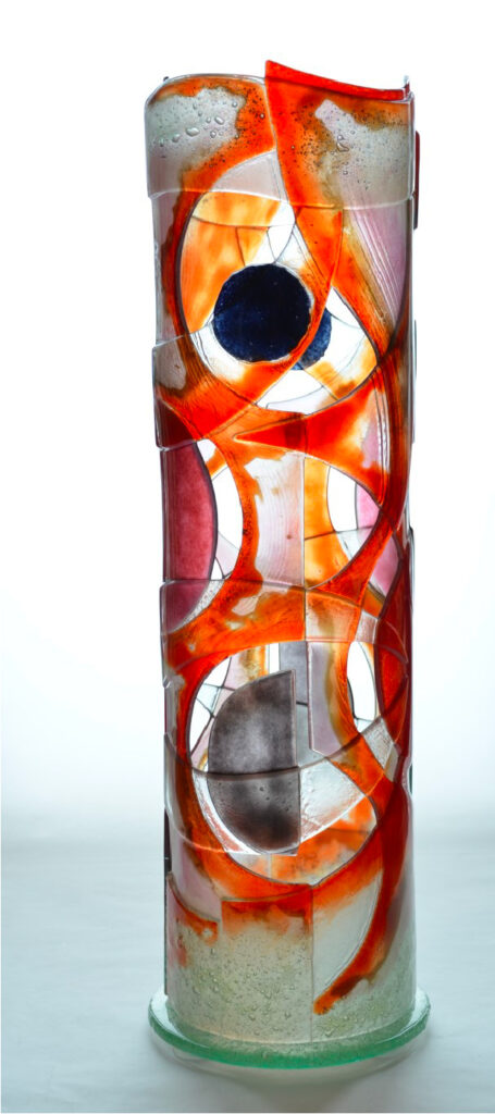 Œuvre en verre coloré, exposée au Grand Presbytère, Salle Martres Tolosane.