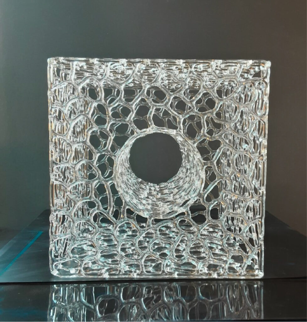 Vase en verre découpé, Salle d’exposition Martres Tolosane, Le Grand Presbytère.