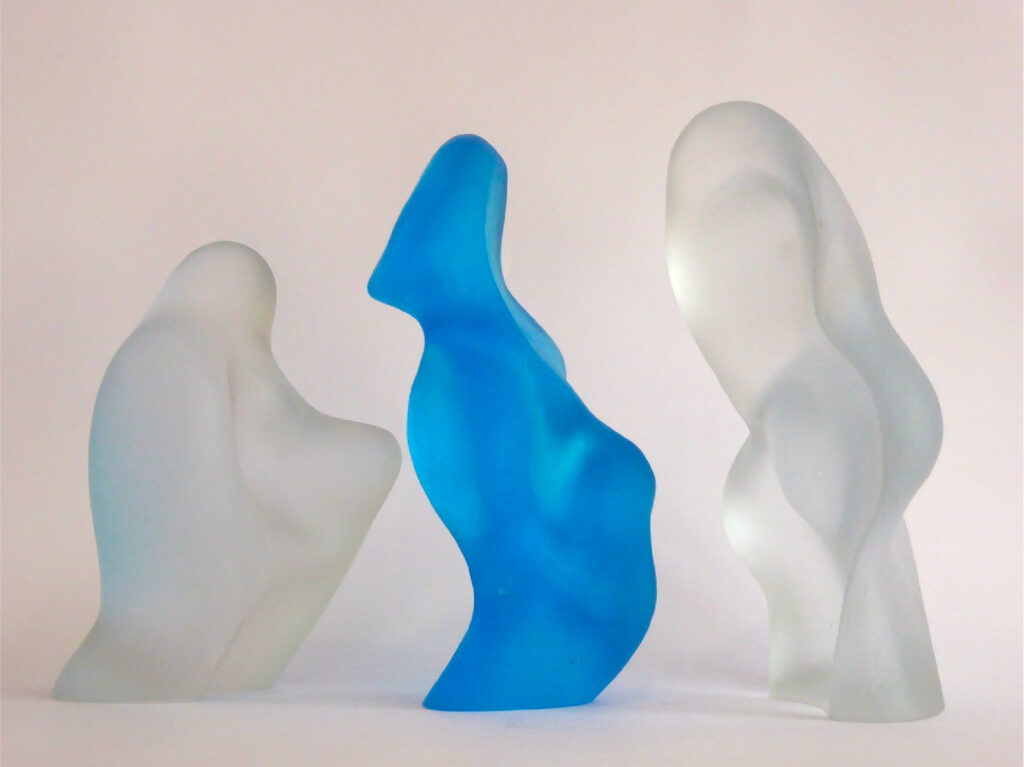 Trois sculptures en verre de couleurs différentes, Salle d’exposition Martres Tolosane.