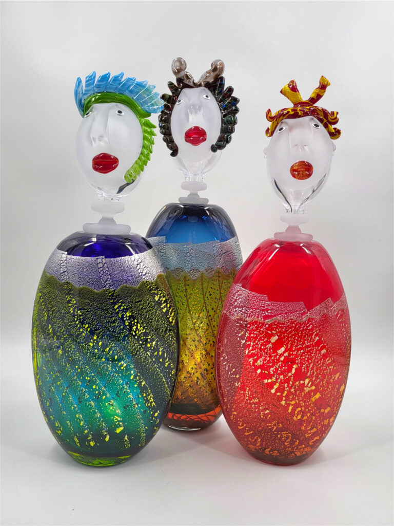 Trois sculptures en verre coloré à la Salle d’exposition Martres Tolosane.