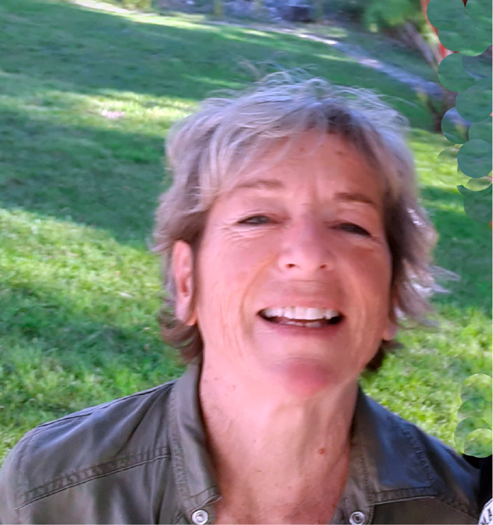 Femme souriante près du Grand Presbytère, Salle d’exposition Martres Tolosane.