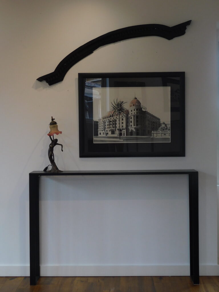 Vitrine avec sculpture et tableau au Grand Presbytère, Salle d’exposition Martres Tolosane.