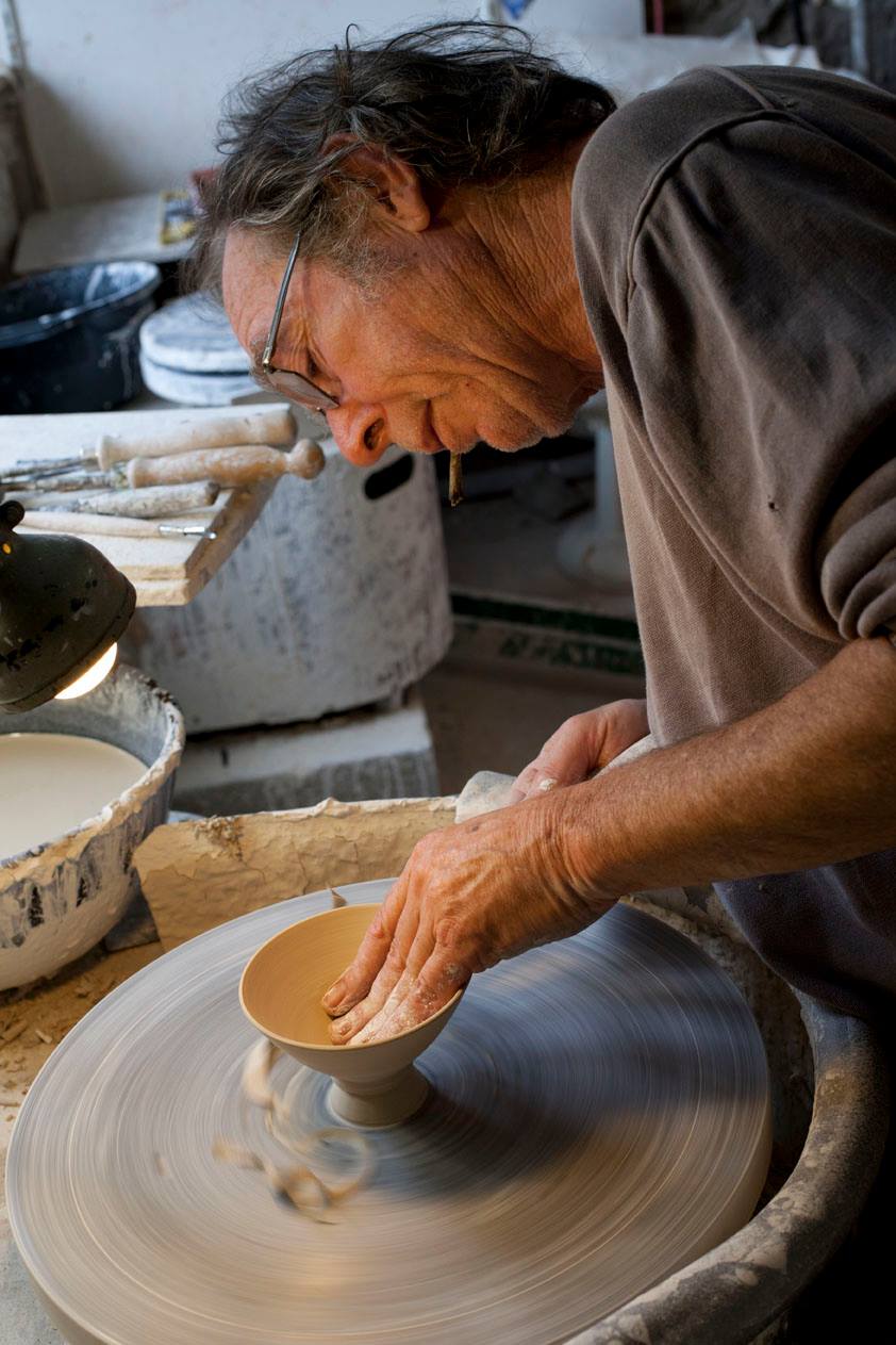 Artisan façonnant un pot au tour, Le Grand Presbytère, Salle d’exposition Martres Tolosane.
