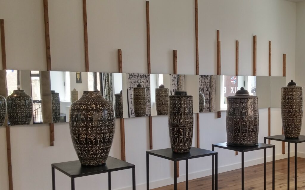 Vases décoratifs exposés au Grand Presbytère, Salle d’exposition Martres Tolosane.