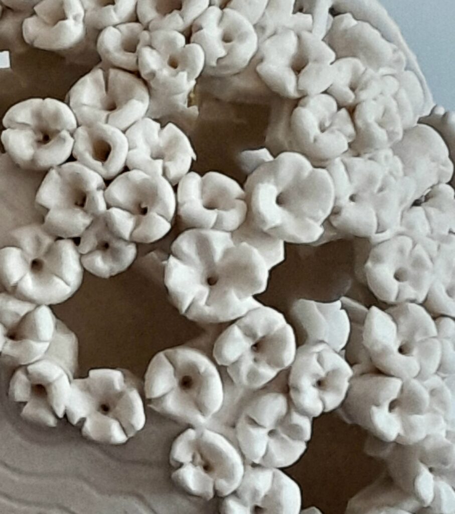 Détail de sculpture en porcelaine au Grand Presbytère, Salle d’exposition.