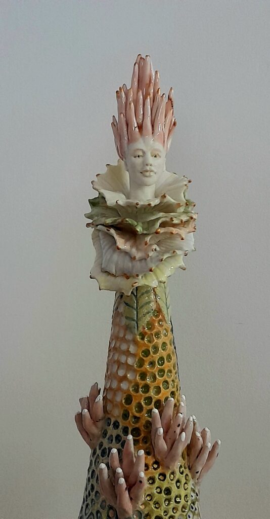 Sculpture colorée représentant un personnage, Le Grand Presbytère.