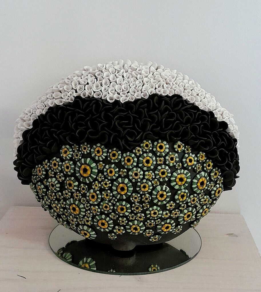 Vase décoratif aux textures variées, Salle d’exposition Martres Tolosane.