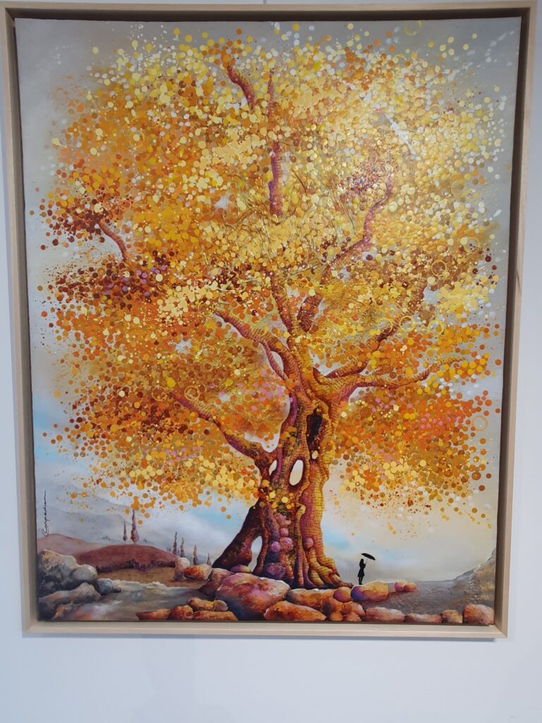Peinture d'un arbre aux feuilles dorées, Salle d’exposition Martres Tolosane.