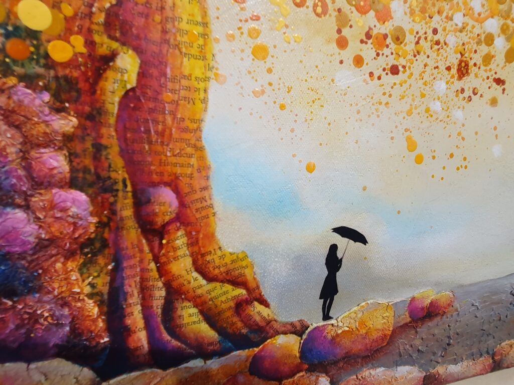 Silhouette avec un parapluie devant des couleurs vives, Le Grand Presbytère.