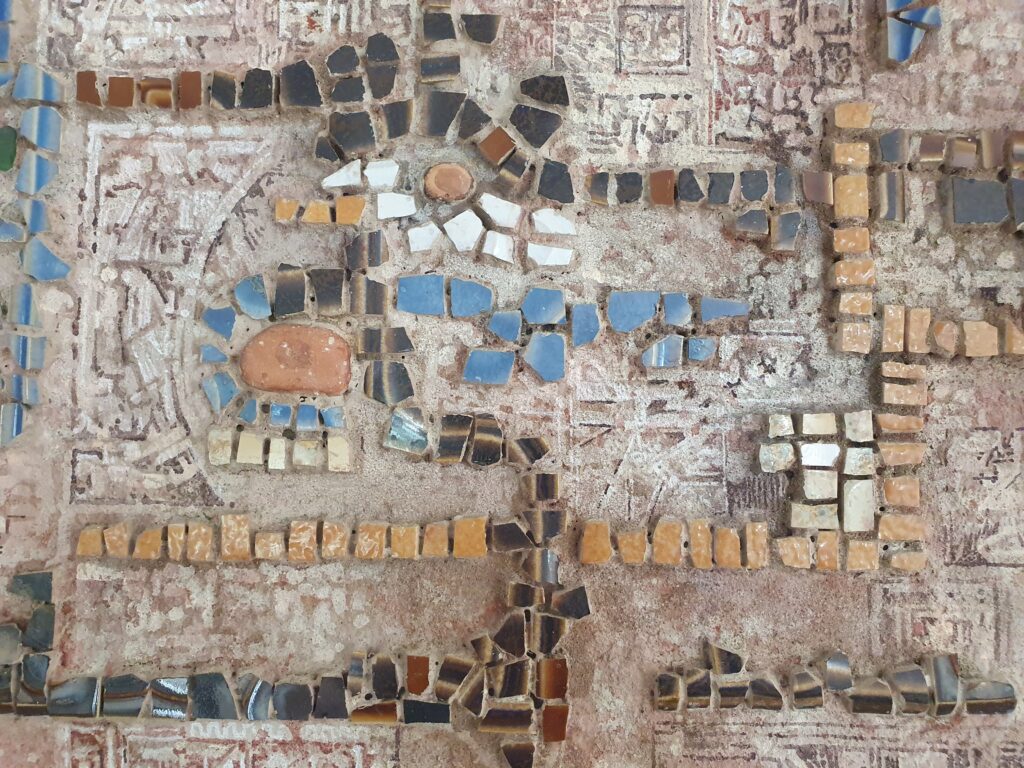 Mosaïque colorée de la Salle d’exposition Martres Tolosane, Le Grand Presbytère.