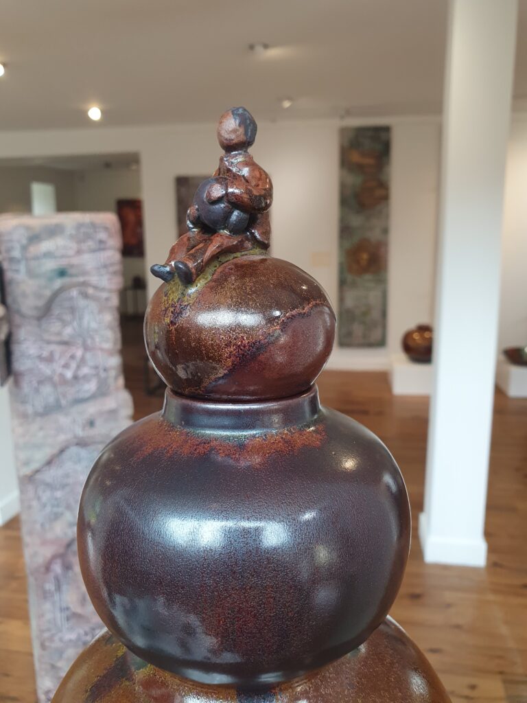 Sculpture représentant une figure assise, Salle d’exposition Martres Tolosane.